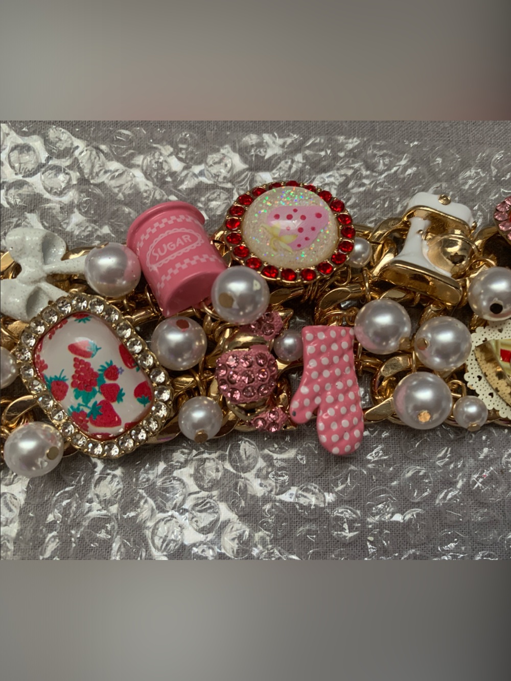 🆕- BEAUTIFUL LIMITED EDITION BETSEY JOHNSON BAKING CLUSTER BRACELET